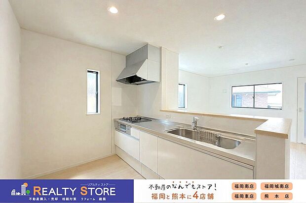☆2号棟☆【システムキッチン】広いシンクで洗い物も余裕のスペース♪お料理中も会話ができる対面キッチン♪