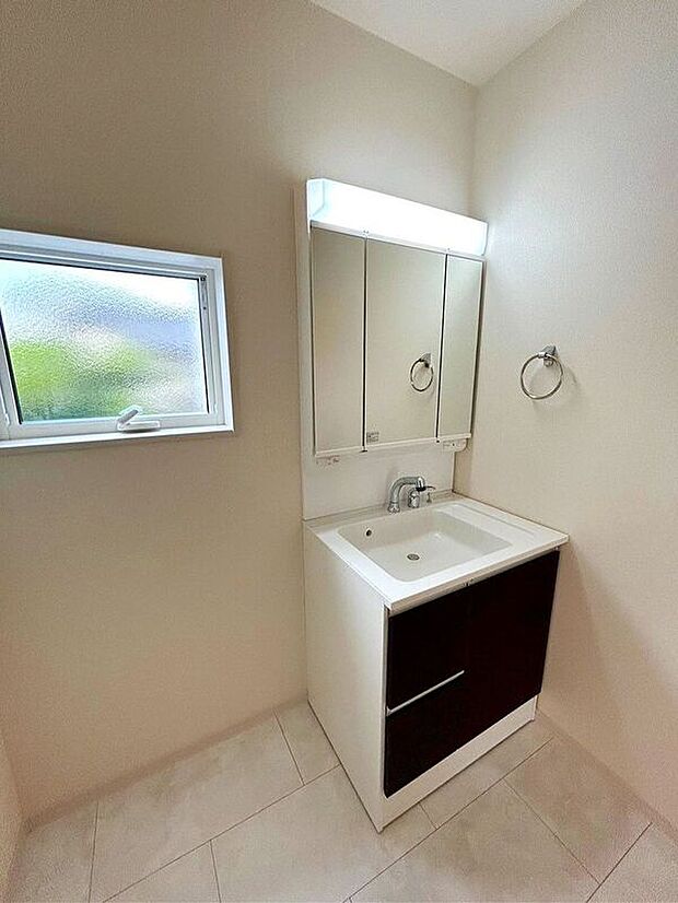 【洗面】【2号棟：洗面化粧台】人気の三面鏡ドレッサータイプ♪鏡裏には便利な収納スペース♪