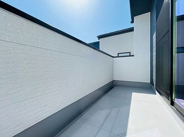 【バルコニー】【2号棟：バルコニー】南向きで日当たり良好なバルコニー♪お洗濯物も一気に干せます♪