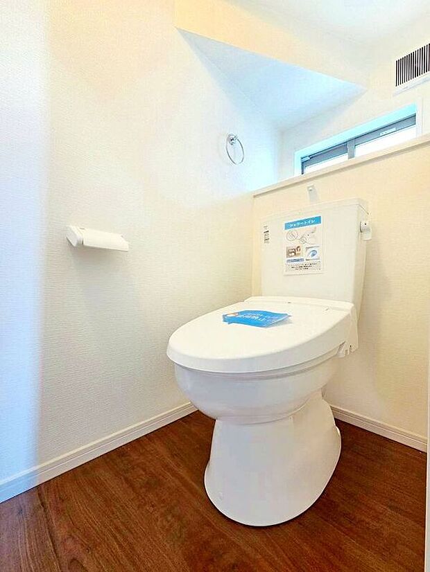 【トイレ】☆2号棟☆【トイレ】温水洗浄機付き便座で快適♪シンプルかつ白を基調とした清潔感のある空間に仕上がっています♪