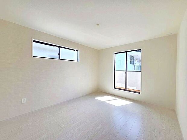 【室内】☆2号棟☆【洋室】バルコニーに面した明るいお部屋♪W.I.Cを備えており主寝室におススメ♪