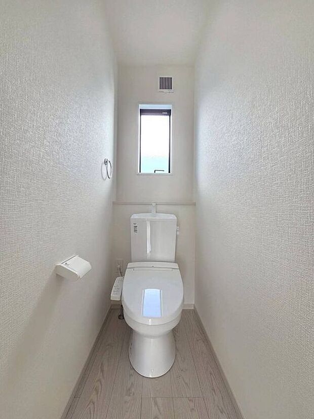 【トイレ】☆2号棟☆【トイレ】温水洗浄機付き便座で快適♪シンプルかつ白を基調とした清潔感のある空間に仕上がっています♪