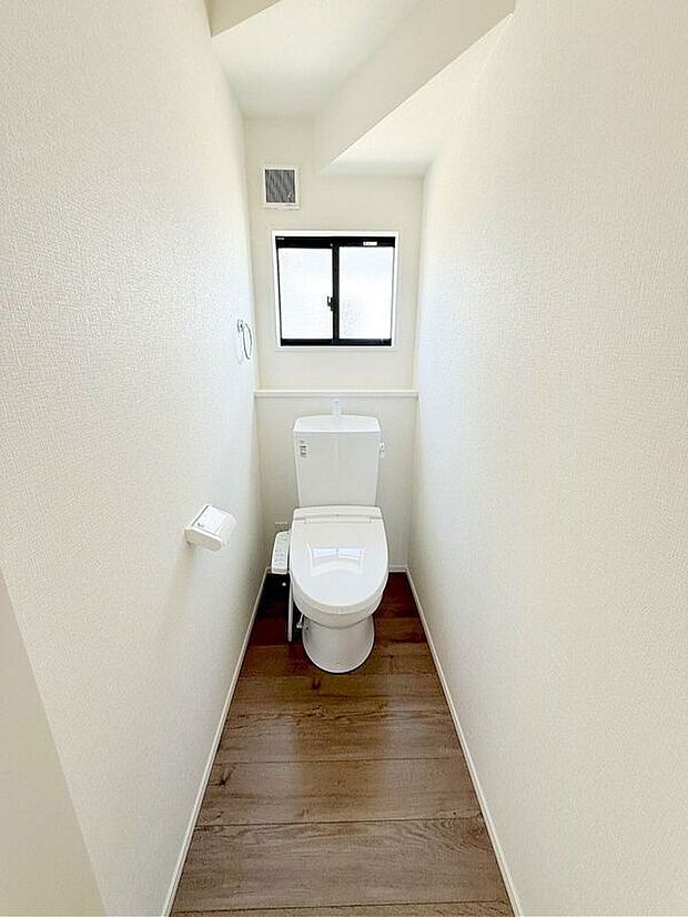 【トイレ】☆5号棟☆【トイレ】温水洗浄機付き便座♪小窓が付いているので日中は明るく換気も楽々♪