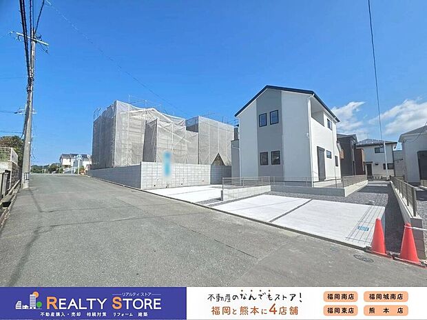 【前面道路含む外観】【前面道路】現地（2025年10月）撮影