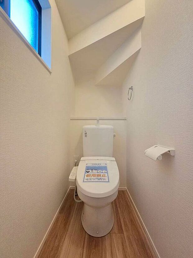 【トイレ】☆3号棟☆【トイレ】温水洗浄機付き便座♪小窓が付いているので日中は明るく換気も楽々♪