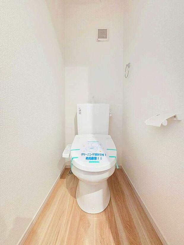 【トイレ】☆1号棟☆【トイレ】温水洗浄機付き便座で快適♪シンプルかつ白を基調とした清潔感のある空間に仕上がっています♪