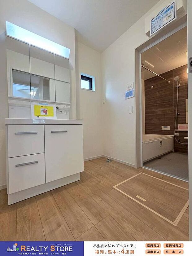 【洗面】☆2号棟☆【洗面化粧台】便利で見やすい三面鏡タイプ♪窓付のパウダールームで換気はしっかり出来ますね♪