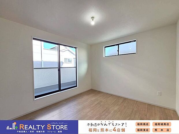 【室内】☆2号棟☆【洋室】バルコニーに面した明るいお部屋♪W.I.Cを備えており主寝室におススメ♪