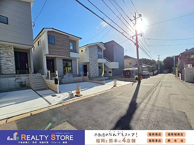 【前面道路含む外観】【前面道路】現地（2025年10月）撮影