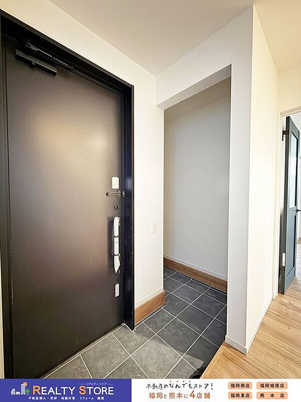 【玄関】☆1号棟☆【シューズインクローク】玄関を広くスッキリと使える便利な収納スペース♪ベビーカー等も置けて便利です♪