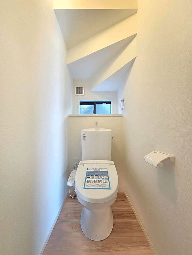 【トイレ】☆2号棟☆【トイレ】温水洗浄機付き便座♪小窓が付いているので日中は明るく換気も楽々♪