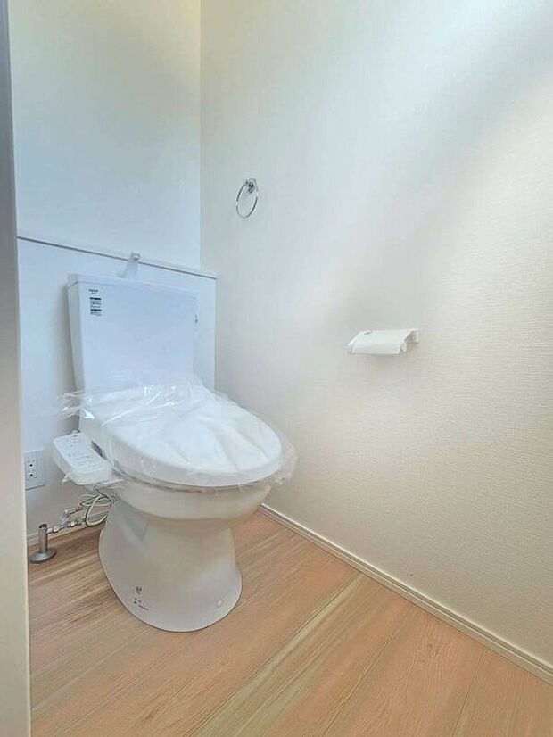 【トイレ】☆1号棟☆【トイレ】温水洗浄機付き便座で快適♪シンプルかつ白を基調とした清潔感のある空間に仕上がっています♪