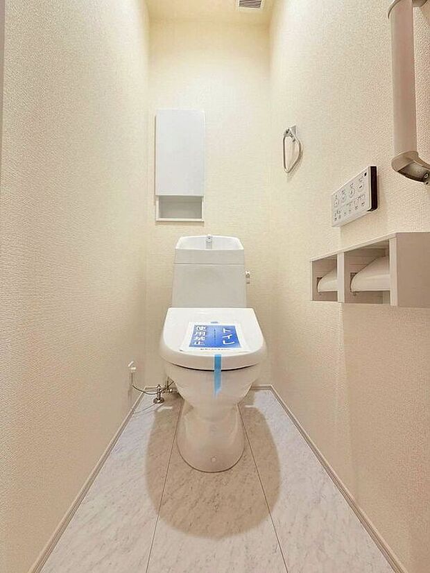 【トイレ】☆2号棟☆【トイレ】温水洗浄機付き便座で快適♪シンプルかつ白を基調とした清潔感のある空間に仕上がっています♪
