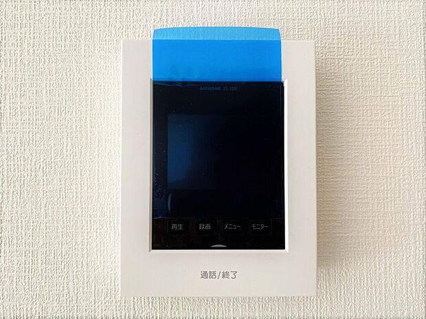 【その他設備】【TVモニター付インターホン】今や当たり前の設備ですが、お子様の留守番時にも重宝する必須防犯アイテムです。留守中に誰が訪ねてきたのかも確認できますし、在宅中も「見える安心」がそこにあります。