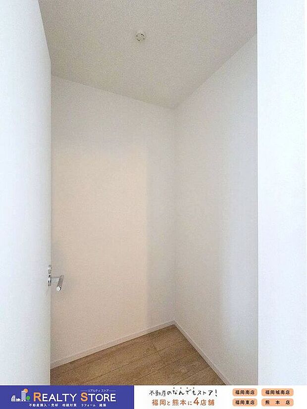 【その他内観】☆1号棟☆【リネン】洗面所の横にあるリネン室は、タオルやシーツ、布団カバーなど沢山収納できて便利です♪