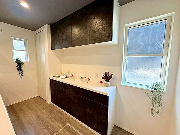 【キッチン】☆1号棟☆【カップボード】“片づけやすさ”と“見た目の美しさ”を両立した収納♪