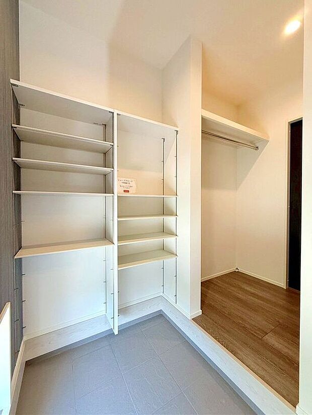 【収納】☆1号棟☆【シューズインクローク】玄関を広くスッキリと使える便利な収納スペース♪ベビーカー等も置けて便利です♪