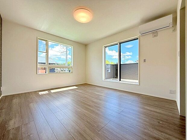 【室内】☆1号棟☆【洋室】バルコニーに面した明るいお部屋♪W.I.Cを備えており主寝室におススメ♪