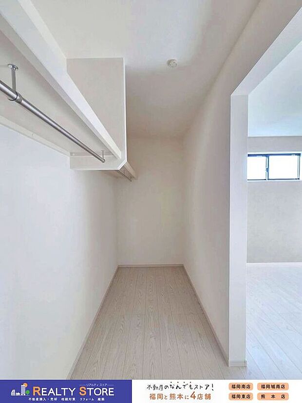 【収納】☆2号棟☆【ウォークインクローゼット】便利なウォークインクローゼット♪棚付で小物類もすっきりと収納出来ます♪