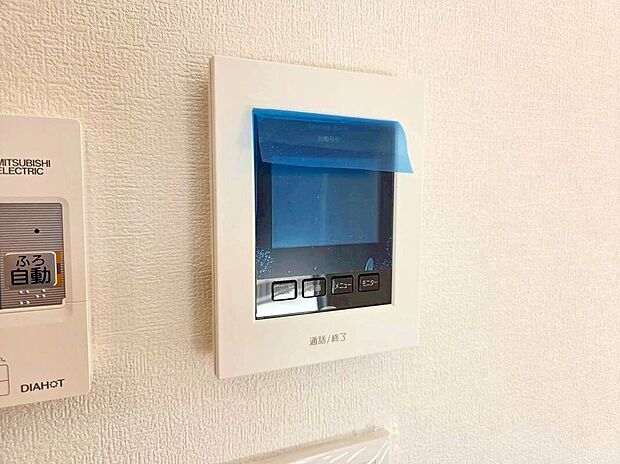 【その他設備】【TVモニター付インターホン】今や当たり前の設備ですが、お子様の留守番時にも重宝する必須防犯アイテムです。留守中に誰が訪ねてきたのかも確認できますし、在宅中も「見える安心」がそこにあります。