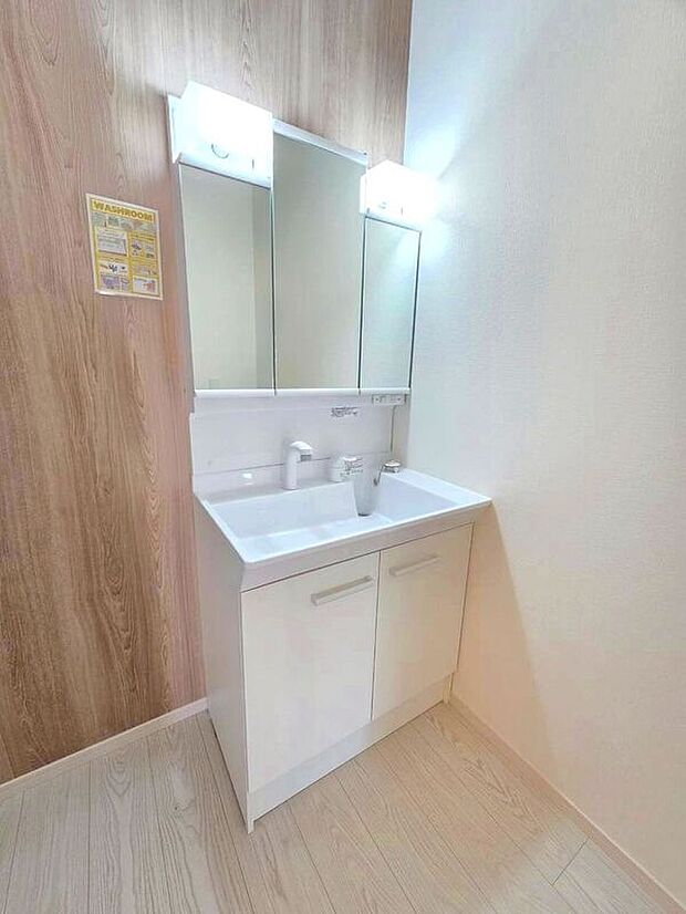 【洗面】【洗面化粧台】便利で見やすい三面鏡タイプ♪窓付のパウダールームで換気はしっかり出来ますね♪