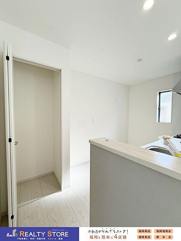 【収納】☆2号棟☆【パントリー】キッチンの近くにあるパントリーは、食器や食品類などの収納に役立ちます！