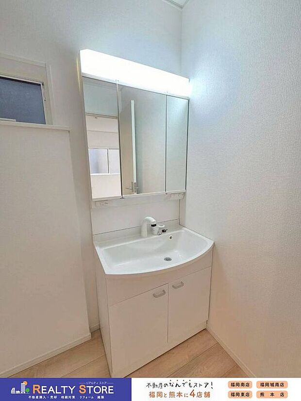 【洗面】☆2号棟☆【洗面化粧台】人気の三面鏡ドレッサータイプ♪鏡裏には便利な収納スペース♪