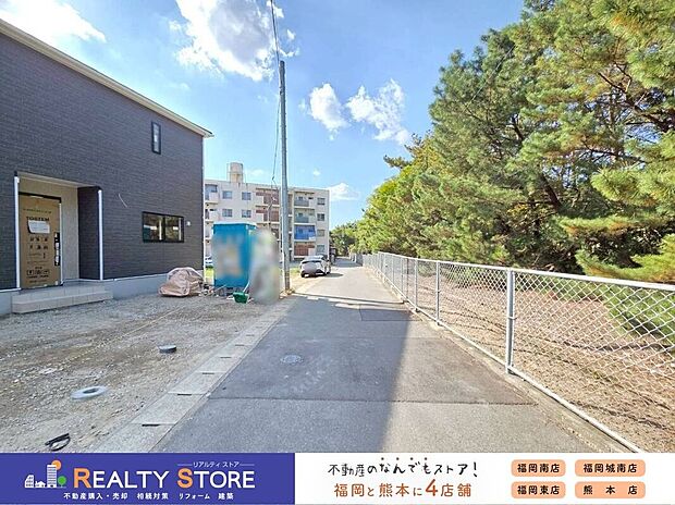 【前面道路含む外観】☆現地（2025年11月）撮影☆