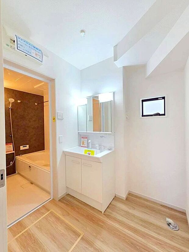 【洗面】☆1号棟☆【洗面化粧台】便利で見やすい三面鏡タイプ♪窓付のパウダールームで換気はしっかり出来ますね♪