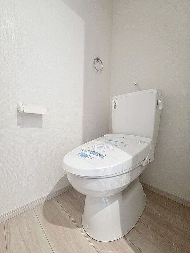 【トイレ】☆2号棟☆【トイレ】温水洗浄機付き便座で快適♪シンプルかつ白を基調とした清潔感のある空間に仕上がっています♪
