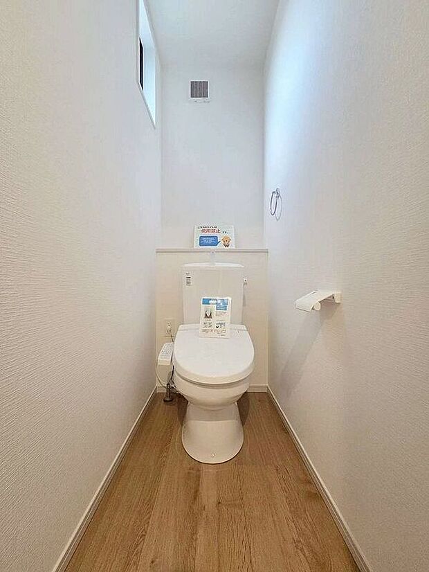 【トイレ】☆4号棟☆【トイレ】温水洗浄機付き便座で快適♪シンプルかつ白を基調とした清潔感のある空間に仕上がっています♪