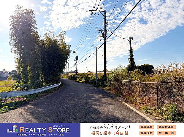【前面道路含む外観】☆現地(2025年11月)撮影☆