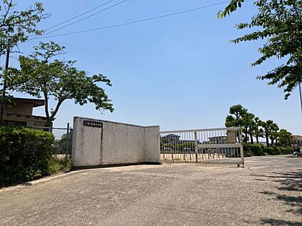 宗像市立日の里西小学校 550m