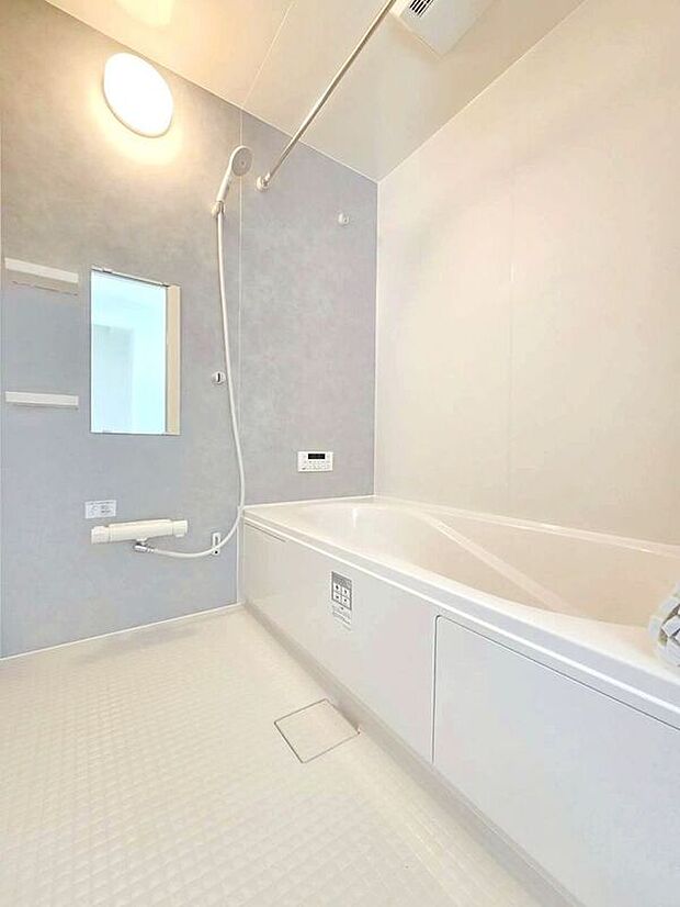 【バス】☆1号棟☆【ユニットバス】ゆったりとした1坪タイプのユニットバス♪足を伸ばして1日の疲れを癒すバスタイム♪