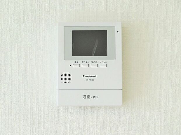 【その他設備】【TVモニター付インターホン】今や当たり前の設備ですが、お子様の留守番時にも重宝する必須防犯アイテムです。留守中に誰が訪ねてきたのかも確認できますし、在宅中も「見える安心」がそこにあります。