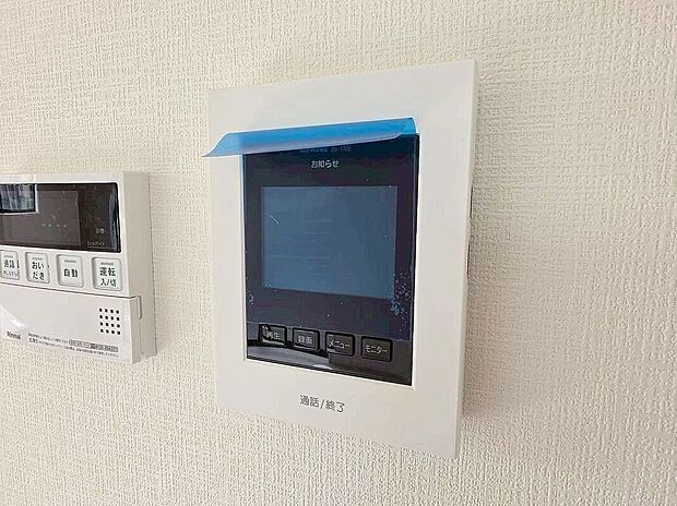 【その他設備】【TVモニター付インターホン】今や当たり前の設備ですが、お子様の留守番時にも重宝する必須防犯アイテムです。留守中に誰が訪ねてきたのかも確認できますし、在宅中も「見える安心」がそこにあります。