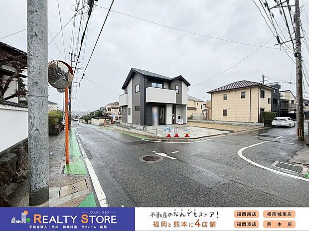 【前面道路含む外観】【前面道路】現地(2026年3月)撮影