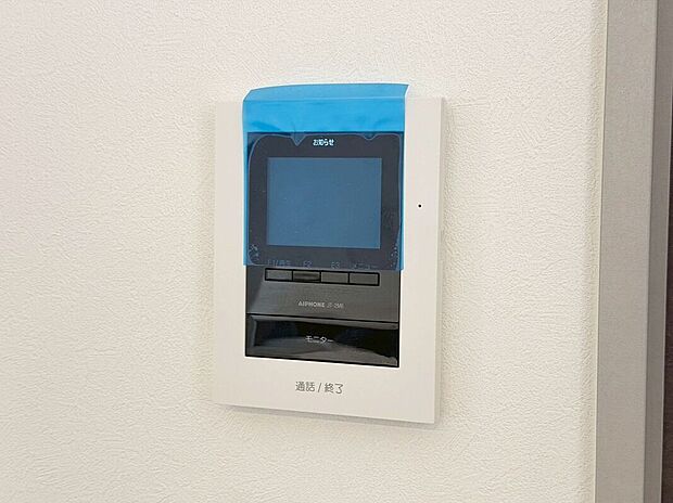 【その他設備】【TVモニター付インターホン】今や当たり前の設備ですが、お子様の留守番時にも重宝する必須防犯アイテムです。留守中に誰が訪ねてきたのかも確認できますし、在宅中も「見える安心」がそこにあります。
