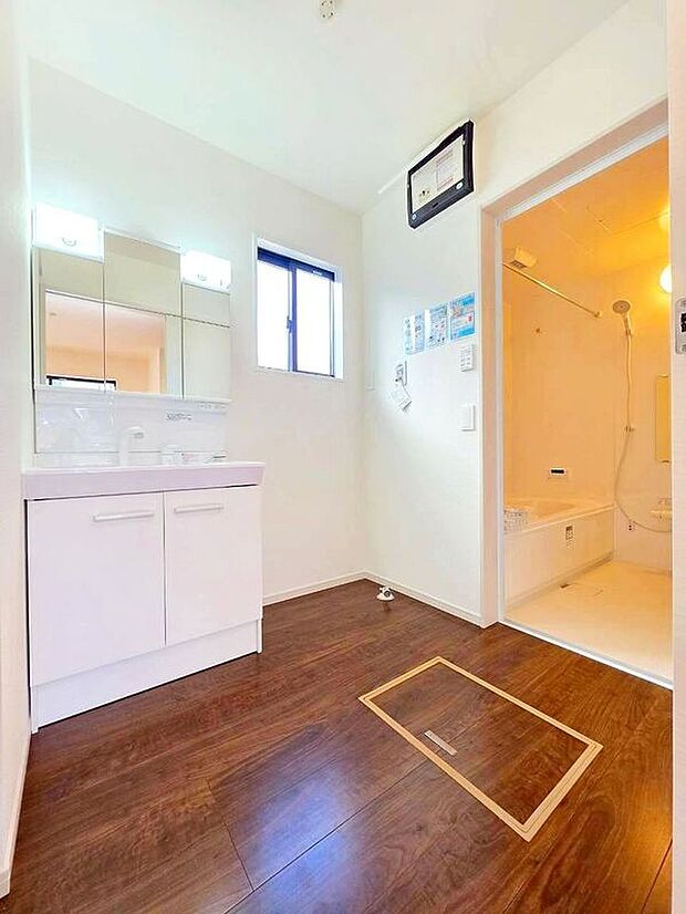 【洗面】☆3号棟☆【洗面化粧台】便利で見やすい三面鏡タイプ♪窓付のパウダールームで換気はしっかり出来ますね♪