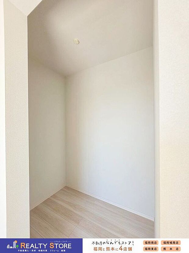【同仕様画像　（その他内観）】【同仕様写真】収納力の高いウォークインクローゼット♪大物やシーズンオフの収納に便利です♪