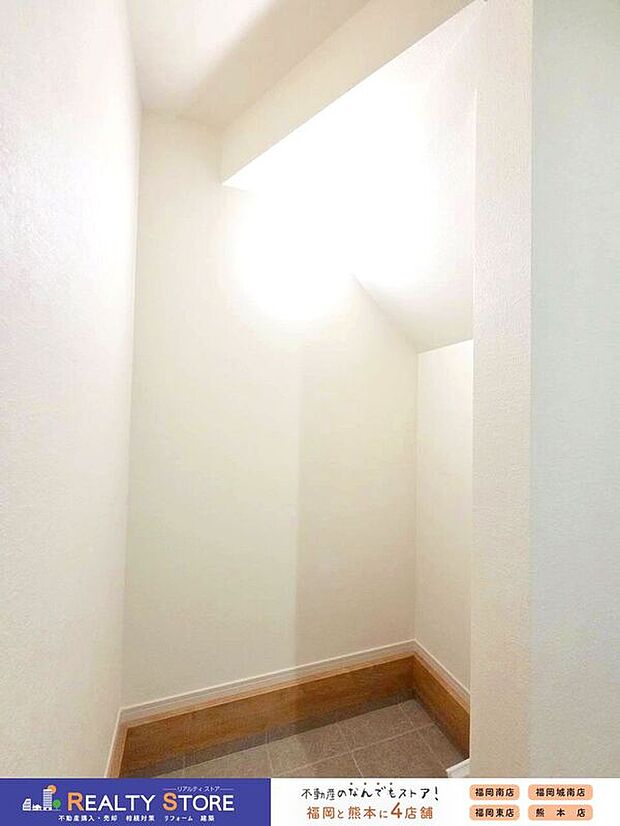 【同仕様画像　（その他内観）】【同仕様写真】玄関を広くスッキリと使える便利なシューズインクローク♪ベビーカー等も置けて大変便利です♪