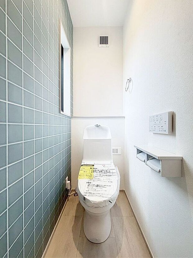 【同仕様画像　（その他内観）】【同仕様写真】温水洗浄機付き便座のトイレ♪小窓が付いているので日中は明るく換気も楽々です♪