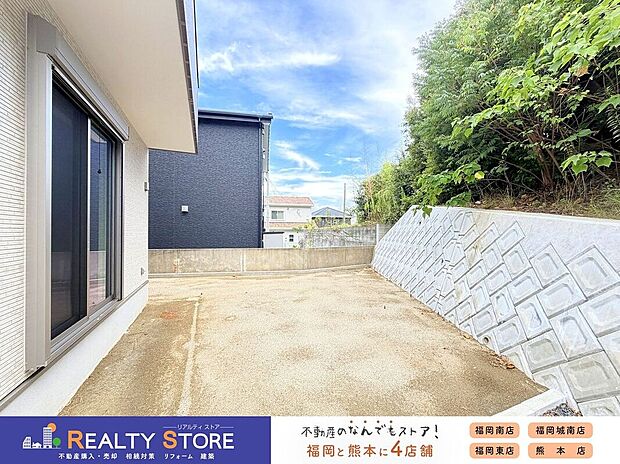 【庭】☆6号棟☆【庭】広いお庭では、夏場はプールやBBQなどもお楽しみいただけます♪もちろん自転車やお子様の三輪車など置き場に困る物も置けてたいへん便利です