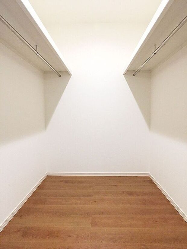 【同仕様画像　（その他内観）】【同仕様写真】収納力の高いウォークインクローゼット♪大物やシーズンオフの収納に便利です♪