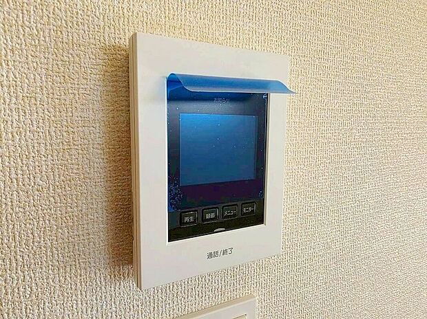 【その他設備】【同仕様写真】今や当たり前の設備ですが、お子様の留守番時にも重宝する必須防犯アイテムです。留守中に誰が訪ねてきたのかも確認できますし、在宅中も「見える安心」がそこにあります。