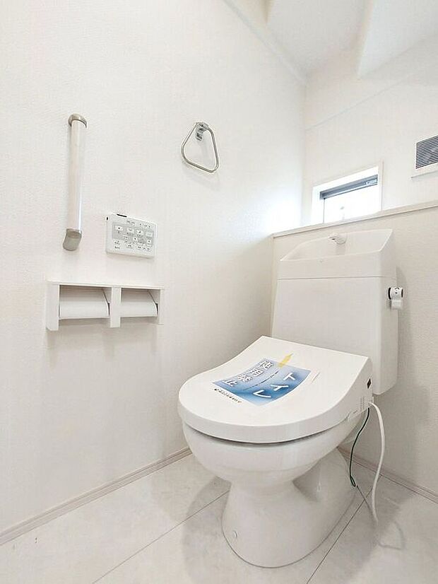 【同仕様画像　（その他内観）】【同仕様写真】温水洗浄機付き便座のトイレ♪小窓が付いているので日中は明るく換気も楽々です♪