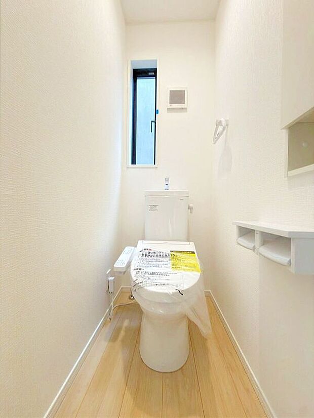 【同仕様画像 (その他内観)】【同仕様写真】温水洗浄機付き便座のトイレ♪小窓が付いているので日中は明るく換気も楽々です♪