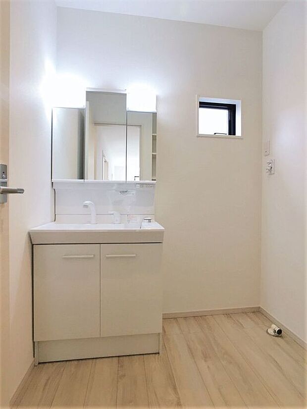 【同仕様画像　（その他内観）】【同仕様写真】窓付のパウダールームで換気もしっかり出来ます♪洗面化粧台は便利で見やすい三面鏡タイプ♪