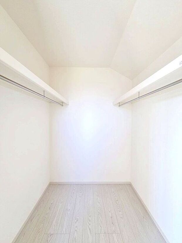 【同仕様画像　（その他内観）】【同仕様写真】収納力の高いウォークインクローゼット♪大物やシーズンオフの収納に便利です♪