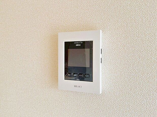 【その他設備】【同仕様写真】今や当たり前の設備ですが、お子様の留守番時にも重宝する必須防犯アイテムです。留守中に誰が訪ねてきたのかも確認できますし、在宅中も「見える安心」がそこにあります。